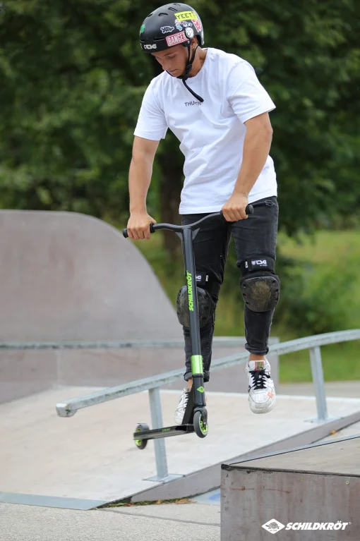 Самокат трюковий Schildkr&ouml;t Kickless Forest чорно-зелений Уні Max:100 кг